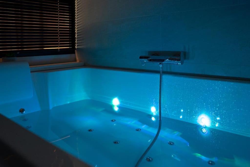Suite De Luxe Jacuzzi Balneo,King Size Bed Collobrières Exteriér fotografie
