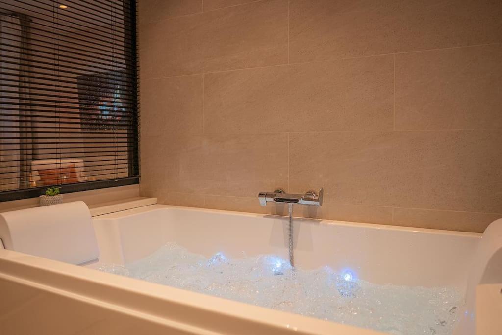 Suite De Luxe Jacuzzi Balneo,King Size Bed Collobrières Exteriér fotografie