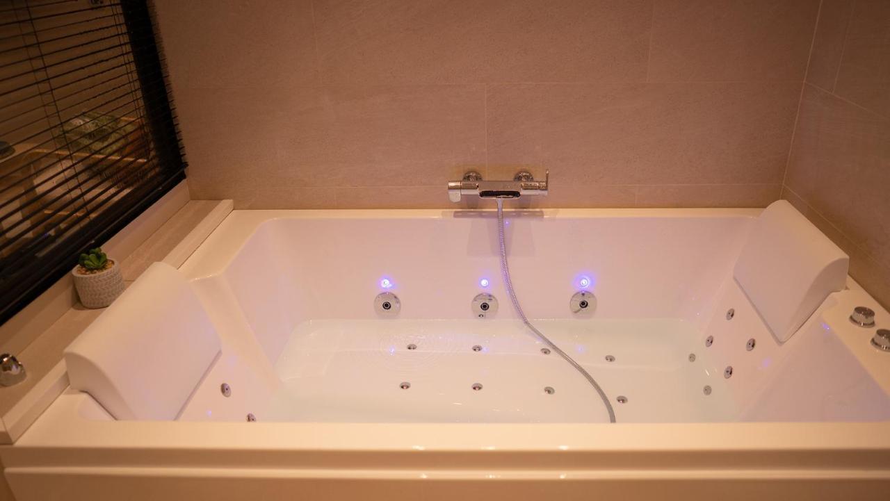 Suite De Luxe Jacuzzi Balneo,King Size Bed Collobrières Exteriér fotografie